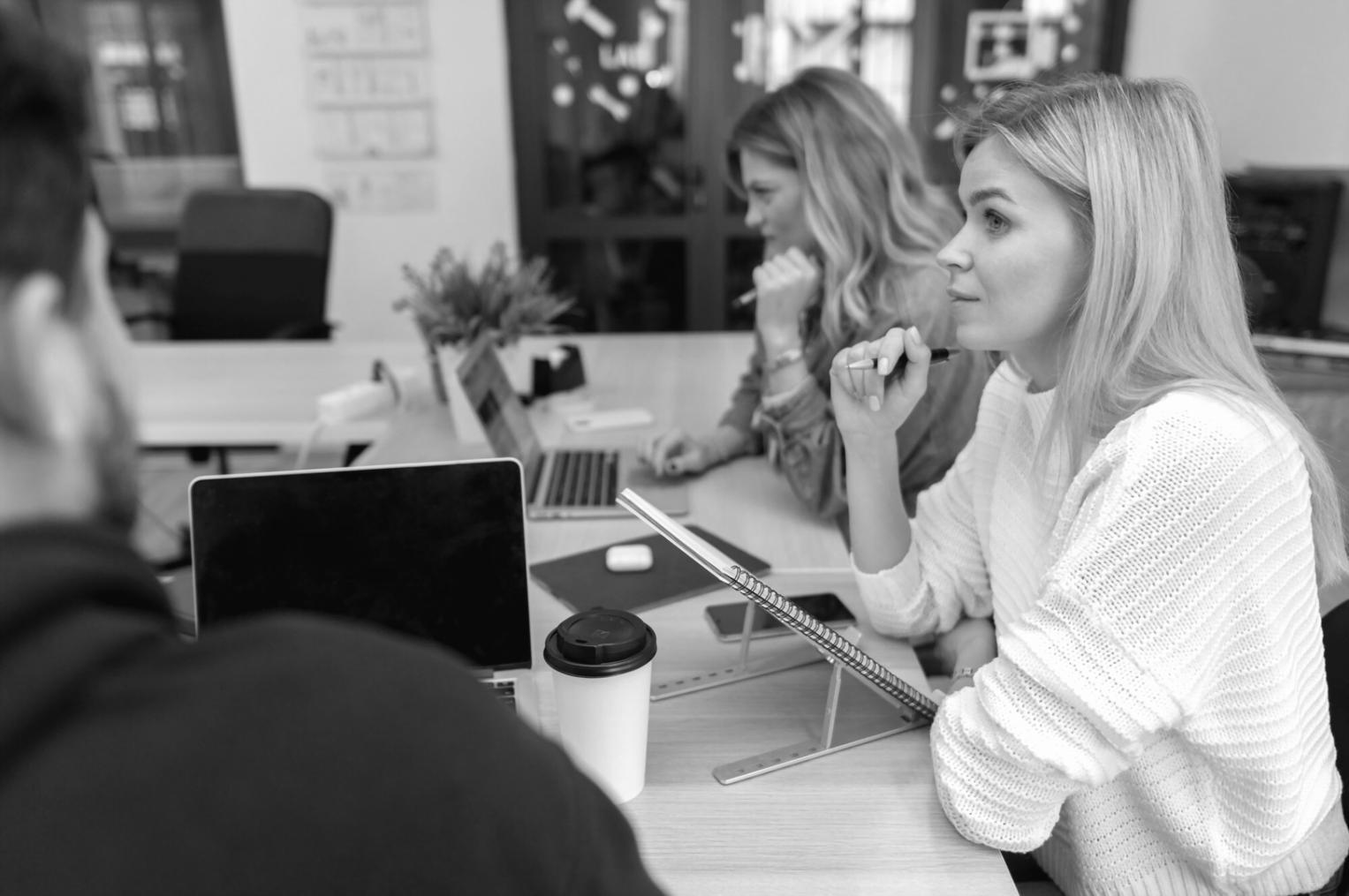 Moderne Arbeitsplätze mit technischer Ausstattung für Finanzanwendungen